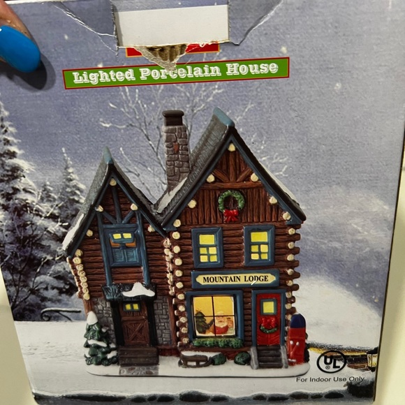 LIGHTED PORCELAIN MINI CHRISTMAS "MOUNTAIN LODGE" - Picture 8 of 9